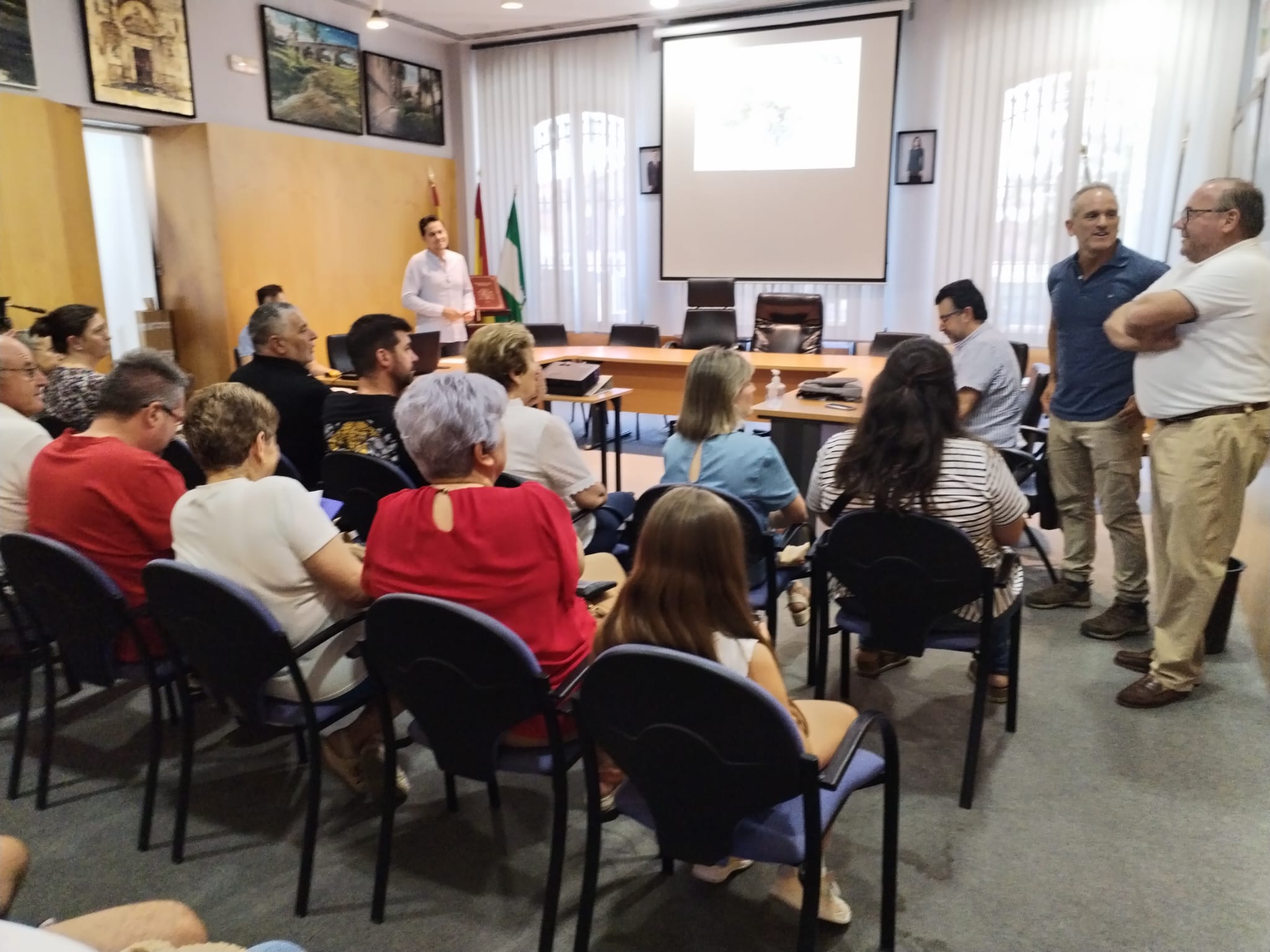 Asistentes a las Jornadas de Participación Ciudadana del PBOM en el Salón de Plenos